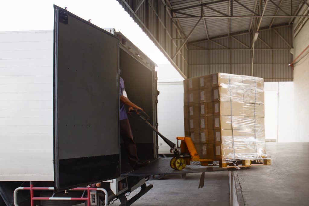 Planificación-de-transporte-trabajadores-courier-descargando-cajas-paquetes-carga-contenedor-entrega-envio-camiones-logistica
