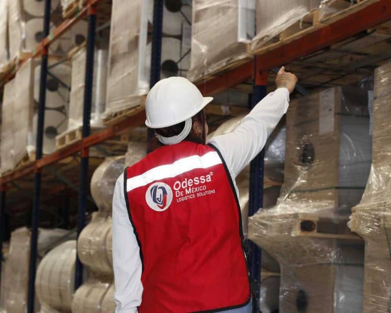 Almacenamiento en racks industriales dentro de operación logística 3PL y 4PL en México