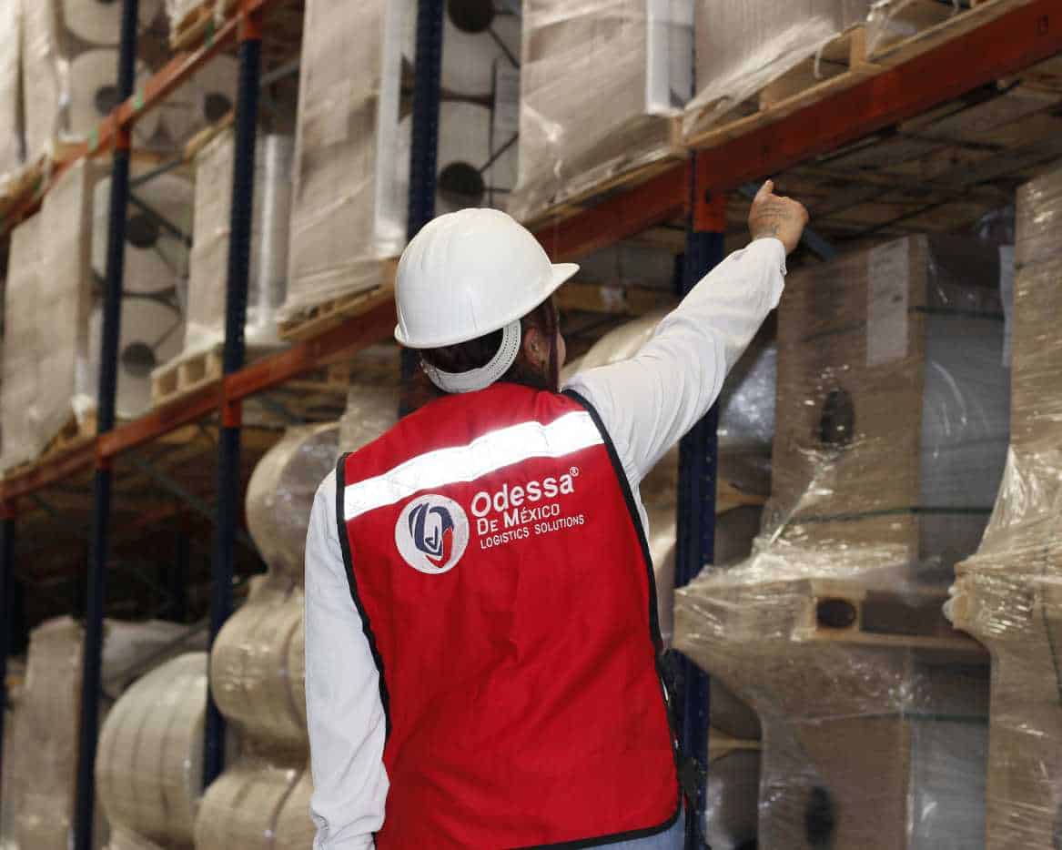 Almacenamiento en racks industriales dentro de operación logística 3PL y 4PL en México