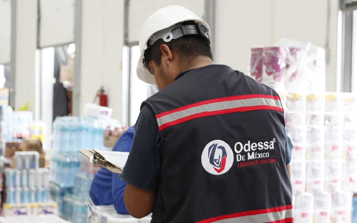 Trabajador revisando inventario en Odessa de México Logistics Solutions.