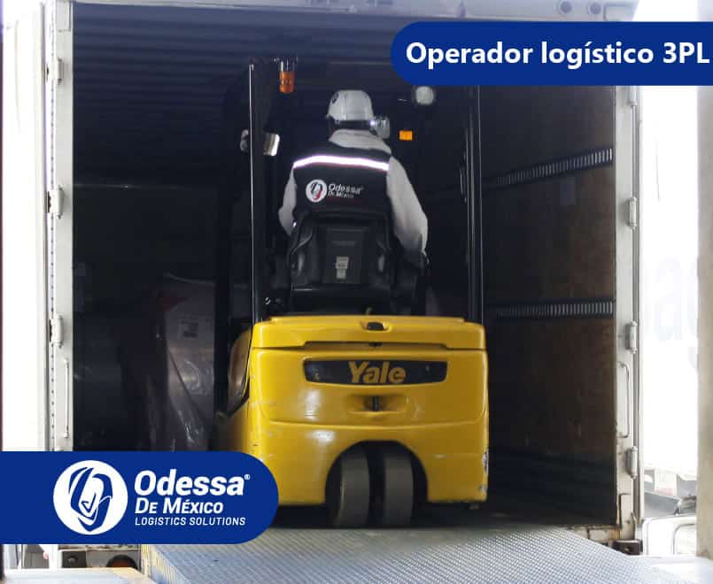 Operador logístico 3PL cargando mercancía en camión en Odessa de México.