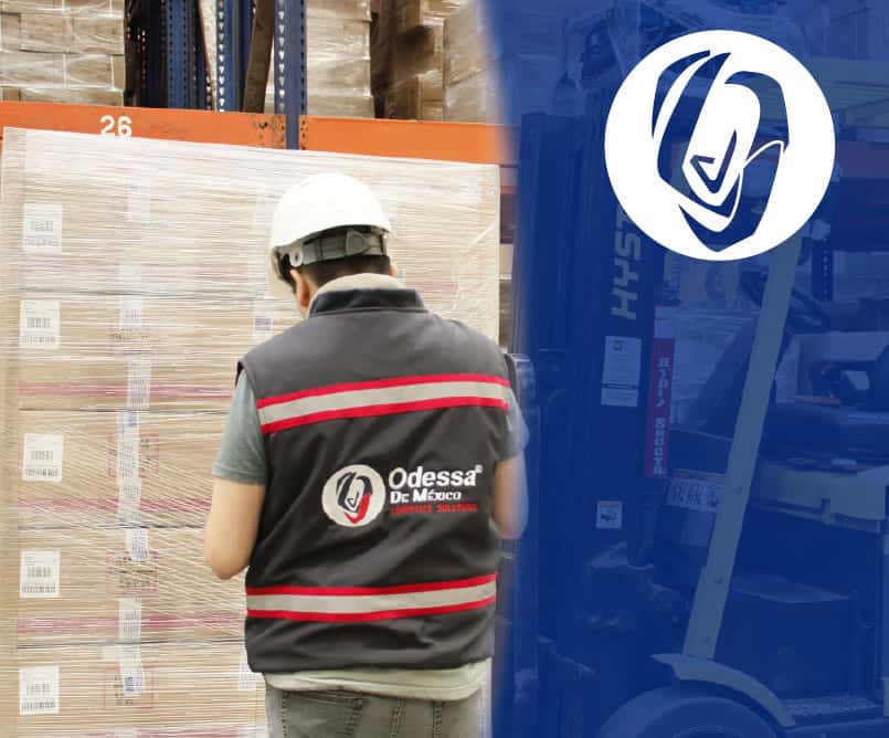 Trabajador revisando inventario en almacén de Odessa de México logística.