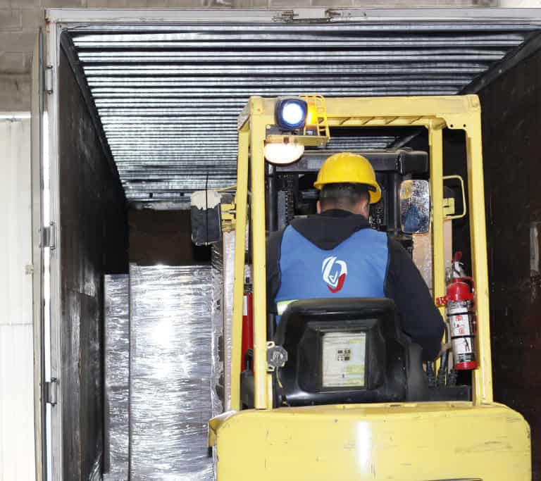 Operador de montacargas en almacén de logística en Odessa de México.