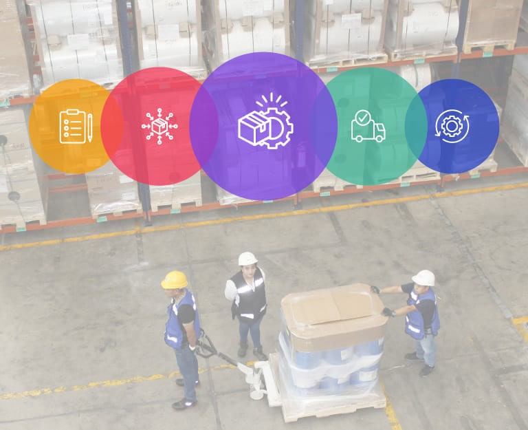 Equipo de logística en almacén con iconos de gestión y transporte.