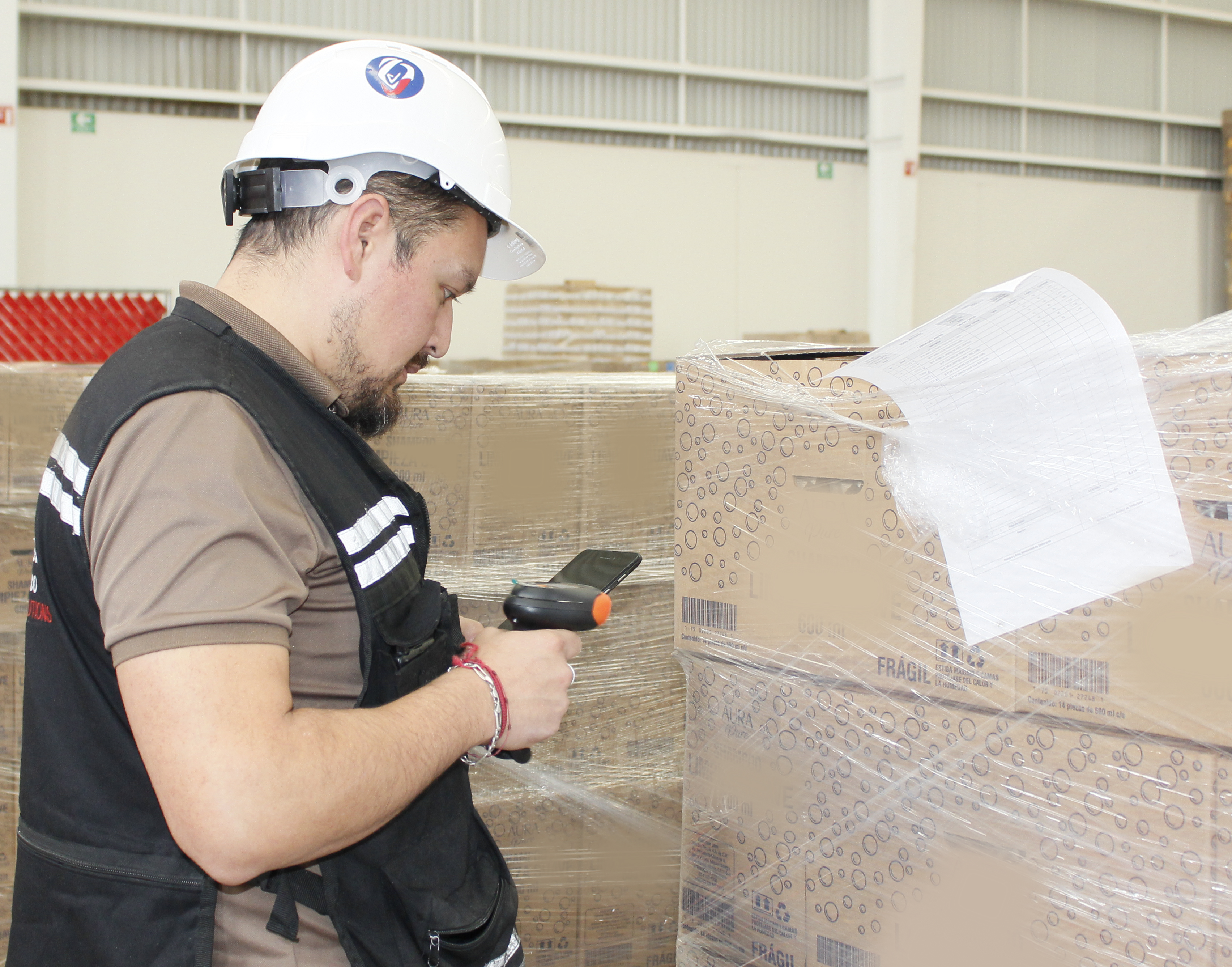 Trabajador revisando inventario en almacén de Odessa de México.