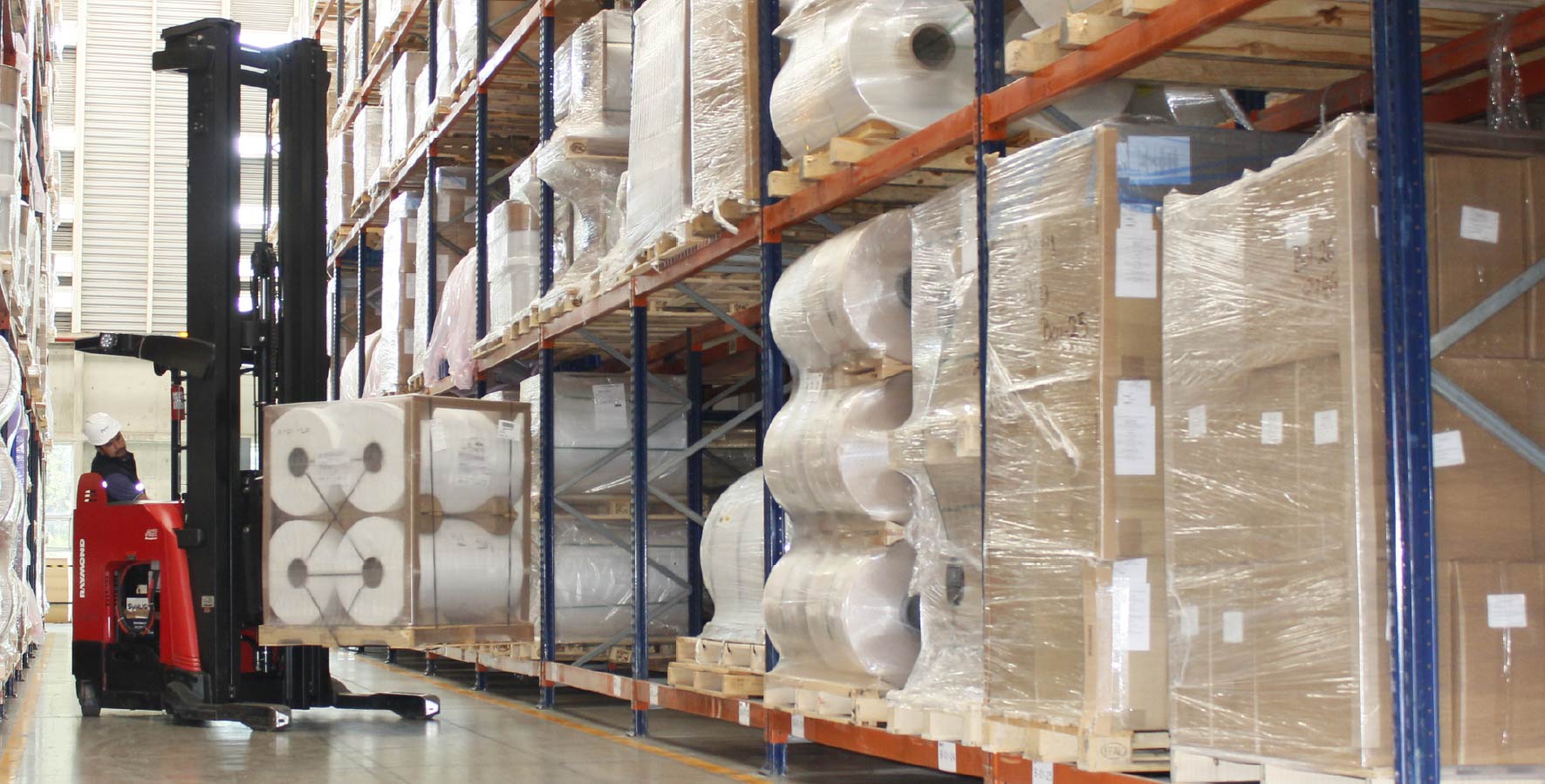 Almacén con estanterías llenas de productos y palets en Odessa de México.