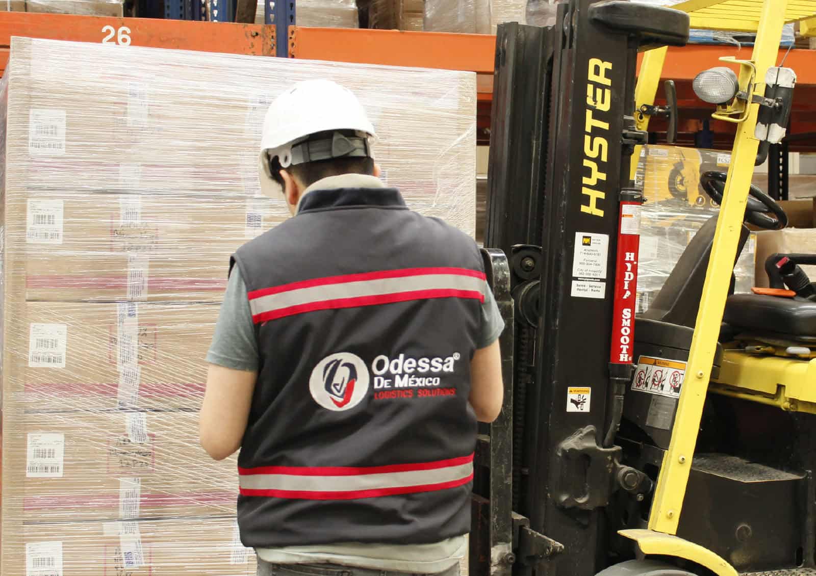 Empleado operando montacargas en almacén de Odessa de México.
